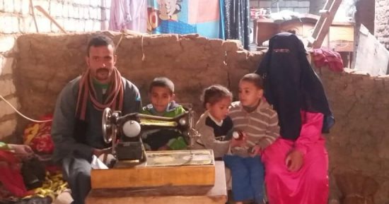 صور.. مأساة أسرة بالمنيا عائلها عاجز عن العمل بسبب حادثى تصادم