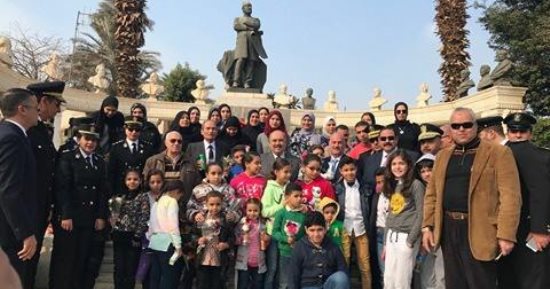 صور.. مساعد وزير الداخلية يستقبل أسر شهداء الشرطة بالورود فى المتحف المصرى 