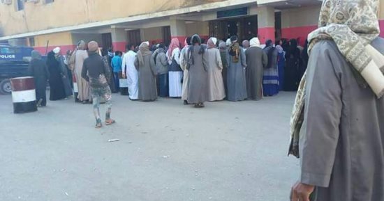 أهالى كوم أمبو فى أسوان يستغيثون من الزحام أمام السجل المدنى
