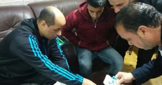 صور.. دمنهور يتسلم مليونا و200 ألف جنيه من الزمالك "كاش" مقابل كريم رأفت