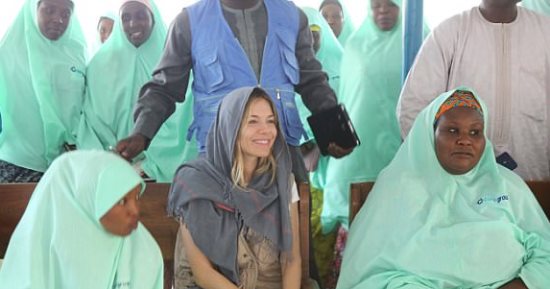 صور.. سيينا ميللر فى حملة خيرية فى نيجيريا وتلتقى بعض ضحايا بوكو حرام