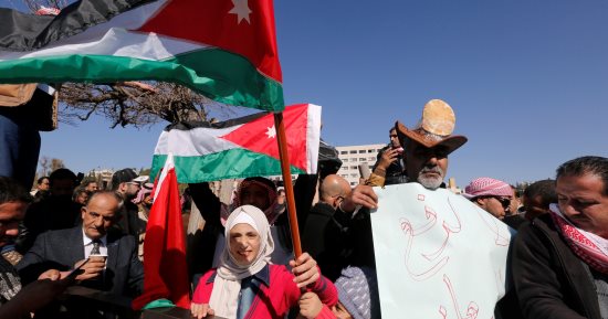 صور.. مظاهرات أمام برلمان الأردن احتجاجا على إلغاء دعم الخبز