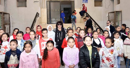 صور.. وزير الثقافة تشهد تفعيل المكتبات المتنقلة فى حى الأسمرات