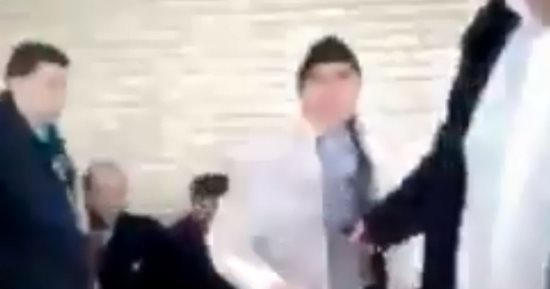 فيديو يتسبب فى إقالة مسئول إيرانى لتهديده صحفى بالاعتداء عليه أثناء عمله
