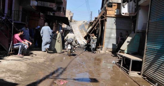 صور.. النيابة تعاين موقع حريق أدى لتفحم محلات مول تجارى بإسنا
