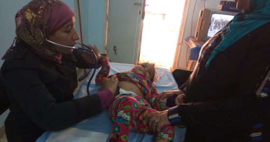 صور.. الكشف على 117 حالة من أهالى السجناء فى قافلة طبية بالأقصر