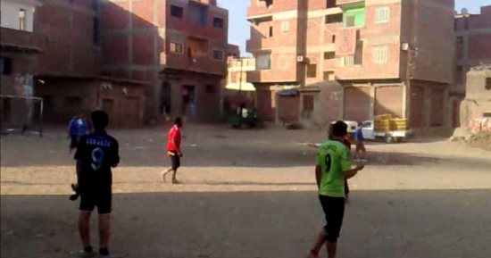 قارئ يطالب ببناء سور لملعب كرة القدم بمركز شباب "كفر ابنهس" فى المنوفية