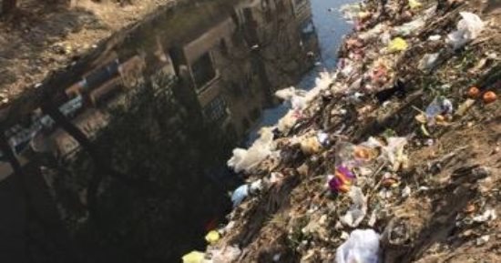 شكوى من تراكم القمامة بترعة خور الحليمى بقنا ومطالب بتغطيتها