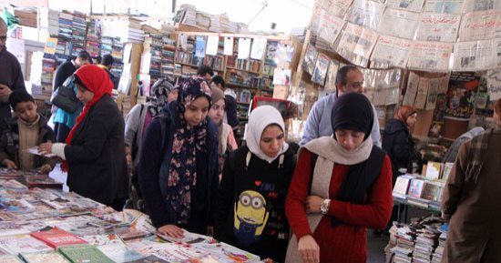 صور.. توافد الجمهور على معرض الكتاب فى يومه السادس