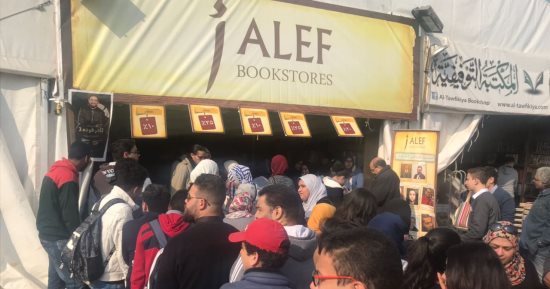 طوابير الرعب تتواصل.. زحام على توقيع رواية "منيجيل" بمعرض القاهرة للكتاب