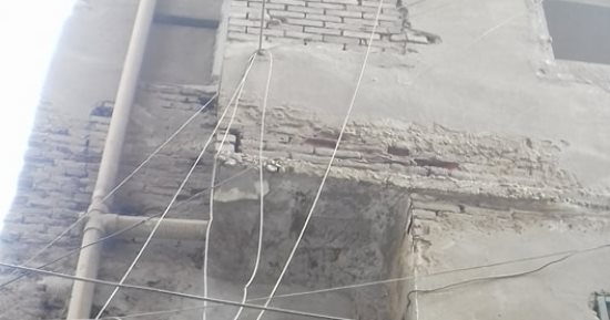 عقار آيل للسقوط يهدد حياة سكان شارع الجلاء ببنى مزار فى المنيا