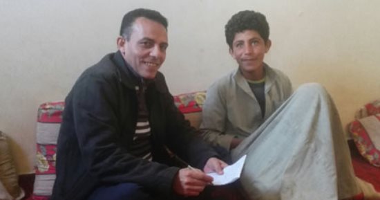 صور.. فلاح ببنى سويف يناشد أهل الخير توفير جهاز تعويضى لنجله المعاق 