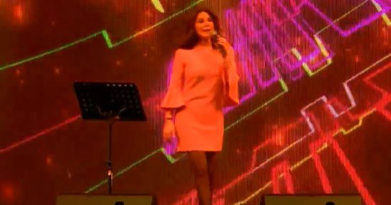 فيديو.. إليسا تتعرض للإغماء خلال حفلها بالقرية العالمية فى دبى