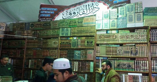 آسيوى والقلب أزهرى.. رحلة بحث الماليزيين بمعرض الكتاب عن الكتب الدينية