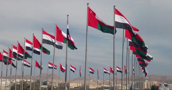 صور.. أعلام مصر تزين شوارع وميادين سلطنة عمان احتفاء بزيارة السيسي