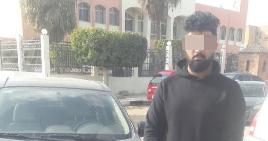 طالب وراء سرقة سيارة آخر تحت تهديد السلاح أثناء توصيله بالشروق