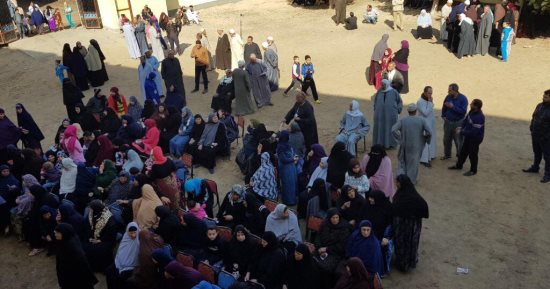 صور.. مبادرة "عنيك فى عنينا" توقع الكشف على 2000 مواطن بالفيوم والغربية