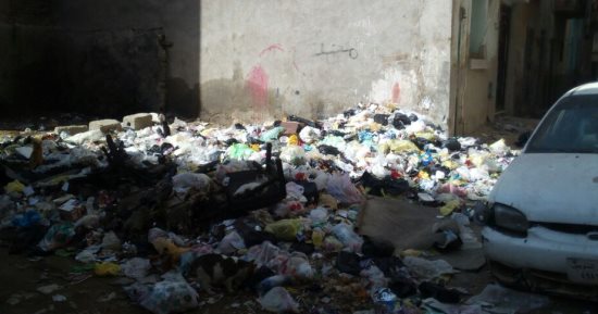 شكوى من تراكم القمامة بشارع موسى غالب فى السويس