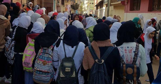 صور.. طالبات بالدقهلية يرفضن دخول مدرسة خوفا من انهيار المبنى