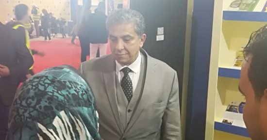 وزير البيئة يتفقد جناج الوزارة فى معرض القاهرة الدولى للكتاب