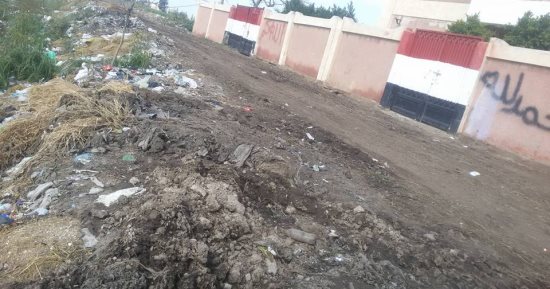 صور.. شكاوى من مصرف أمام مدرسة بكفر الشيخ يسبب أمراضا للتلاميذ