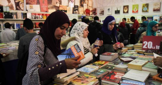 فعاليات اليوم.. معرض الكتاب بالجامعة البريطانية وصور "غاندى"