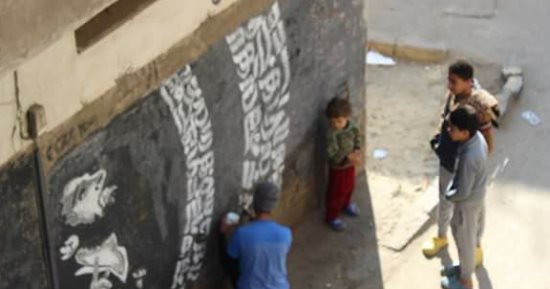 شباب قرية بالمنصورة يرسمون جرافيتى محمد صلاح على جدران مدارس القرية