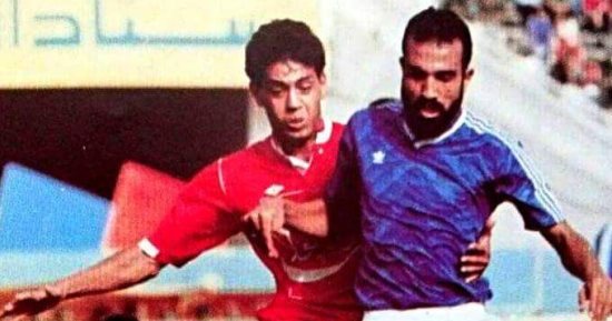 شاهد.. صراع نجم الترسانة مع هانى رمزى على الكرة فى الثمانينيات