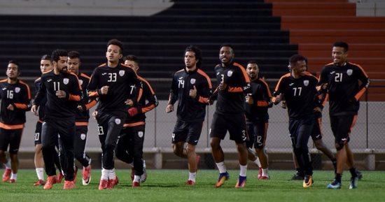 شاهد.. "هزار" لاعبى الشباب السعودى مع عمرو بركات قبل مواجهة شيكابالا