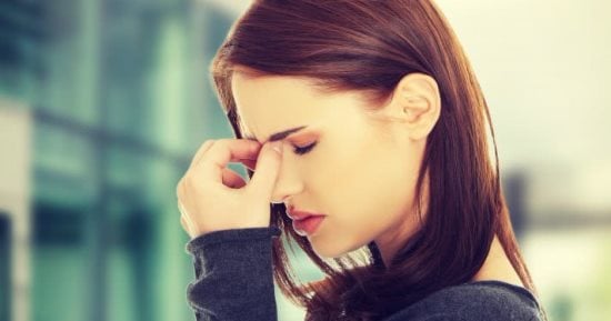 12 نوعا من الطعام يسبب الصداع.. منها البيتزا