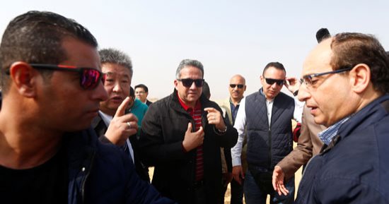 وزير الآثار يتفقد المتحف الكبير بعد اندلاع حريق السقالات