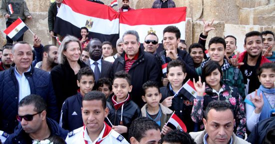 صور وفيديو.. وزير الآثار يستقبل أطفال الصم والبكم بمنطقة آثار الهرم