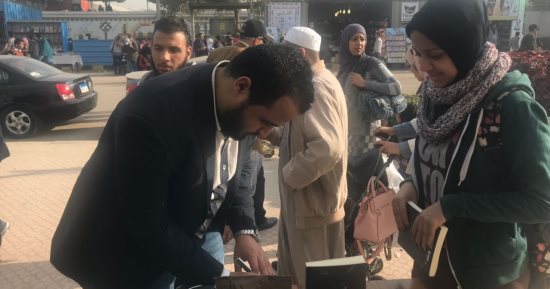 صور.. عبد الرحمن جاويش يوقع أعماله فى معرض الكتاب