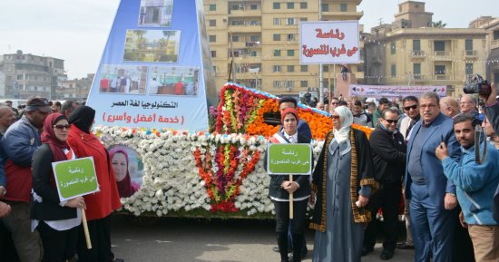صور.. محافظ الدقهلية يضع إكليل الزهور على النصب التذكارى للشهداء 
