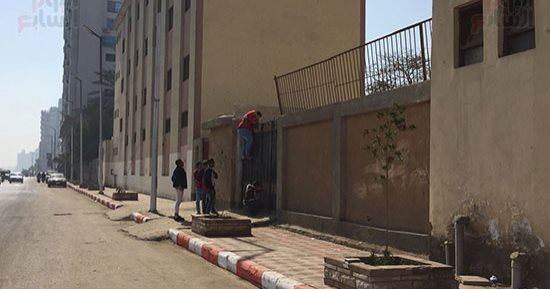 إحالة مديرة مدرسة بسوهاج للشئون القانونية بسبب هروب التلاميذ من فوق الأسوار