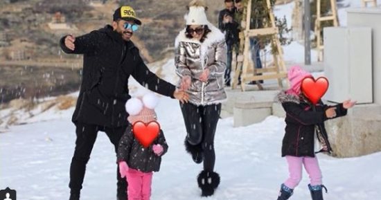 تامر حسنى يخفى وجهى ابنتيه فى رحلته بجبال لبنان.. والجمهور: خايف من الحسد