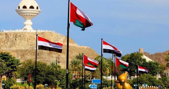 أعلام مصر تزين شوارع سلطنة عمان ابتهاجاً بزيارة الرئيس السيسى