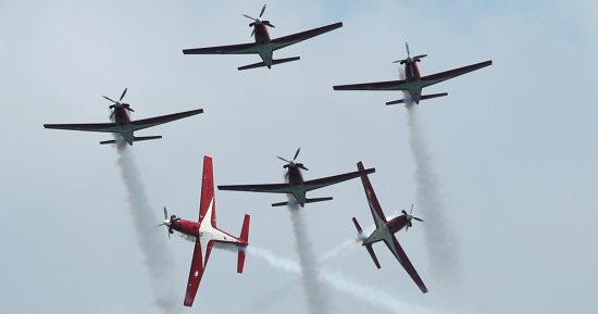 صور.. عروض جوية مبهرة فى معرض سنغافورة الدولى للطيران