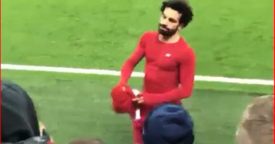 فيديو.. محمد صلاح يلبِّى طلب عاشق ليفربول الصغير ويهديه قميصه