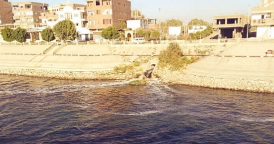 قارئ يرصد اختلاط مياه الصرف الصحى بالنيل بمرسى كوم أمبو السياحى فى أسوان