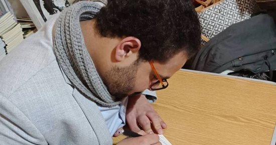 صور.. عبدالفتاح سالم يوقع ديوانه "آخر إزازة بيرة" بمعرض القاهرة للكتاب