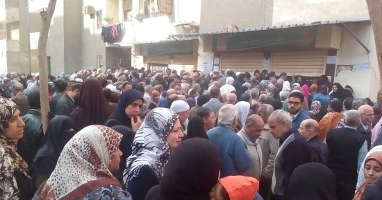 شكوى من ازدحام مستشفى المبرة بالمنيا.. والمواطنين يطالبون بشباك واحد