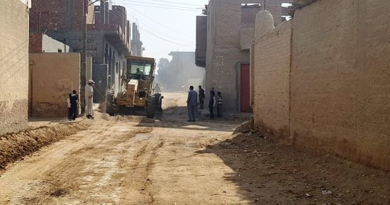صور .. إزالة المطبات العشوائية وتمهيد الطرق بمدينة دارالسلام بسوهاج