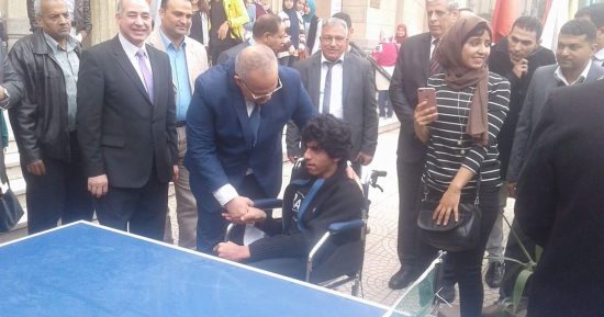 عثمان الخشت يداعب طلاب "سياسة واقتصاد": بجهز بنتى عشان تكون زميلتكم 