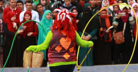 صور.. الأراجوز والعروض البهلوانية بمعرض الكتاب
