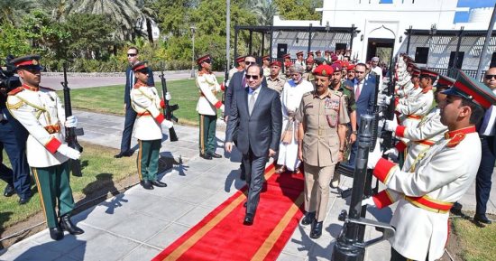 السيسي فى قلب عمان.. صفحة الرئيس بفيس بوك تنشر صوره بالأوبرا ومسجد قابوس