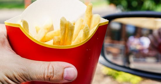 على الحوامل تجنب البطاطس المقلية والبيتزا.. اعرفى ليه
