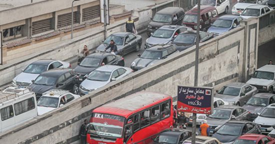 النشرة المرورية.. كثافات مرتفعة بمعظم محاور وميادين القاهرة والجيزة