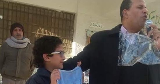 مدرسة بالسويس تكرم طالبا وتمنحه فوطة كجائزة لفوزه بمسابقة قصور الثقافة 