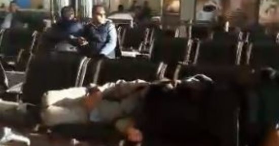 ركاب مصريين عالقين بمطار الرياض.. وقارئ: بسبب إلغاء رحلة إلى برج العرب